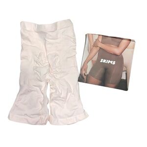 Skims mid thigh sculpting short